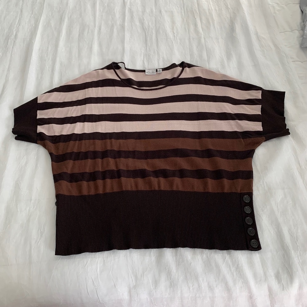 Kim Rogers Knit Short Sleeve Top. Tapered at the waist with buttons Plus Size 3X